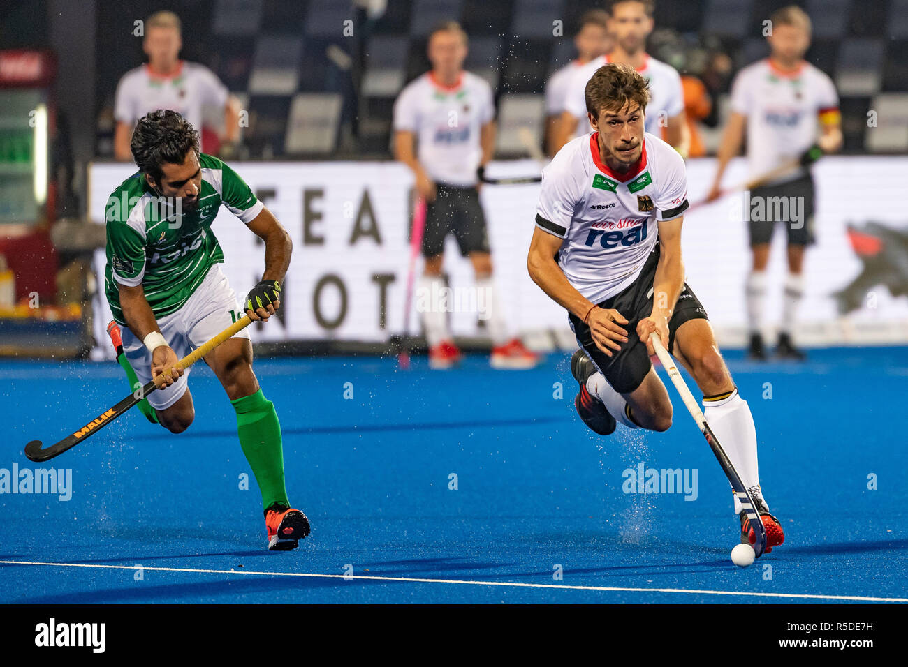 BHUBhubaneswar, India, 01 dicembre, 2018. Hockey Odisha uomini di Coppa del Mondo di Bhubaneswar 2018. Luogo: Kalinga Stadium. Ali Shan e Florian Fuchs durante il gioco vs Germania il Pakistan. Credito: Pro scatti/Alamy Live News Credito: Pro scatti/Alamy Live News Foto Stock