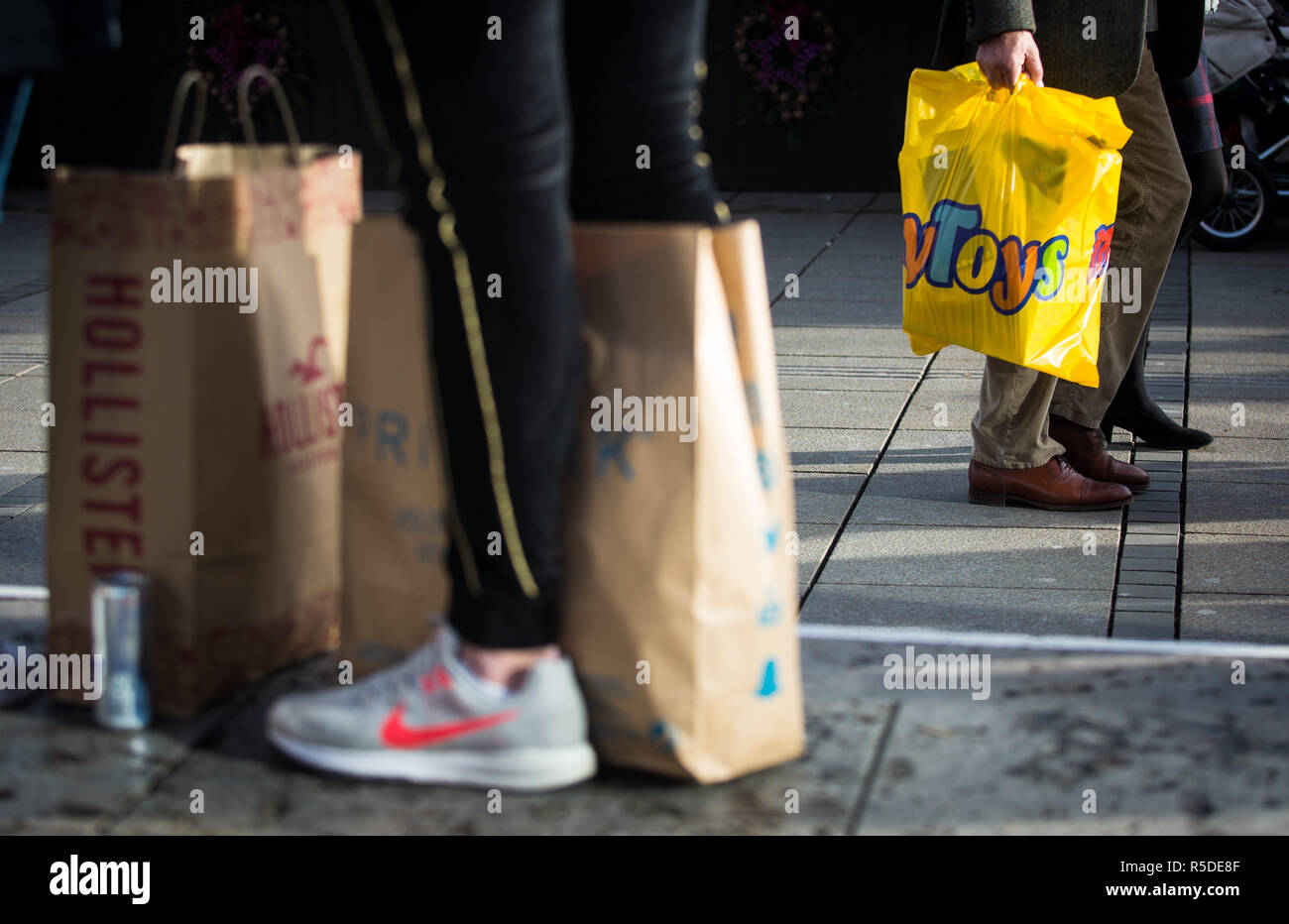 Stuttgart, Germania. Il 1 dicembre del 2018. Persone con piena borse per lo shopping a piedi attraverso il centro della città durante il primo fine settimana di Avvento. Credito: Christoph Schmidt/dpa/Alamy Live News Foto Stock
