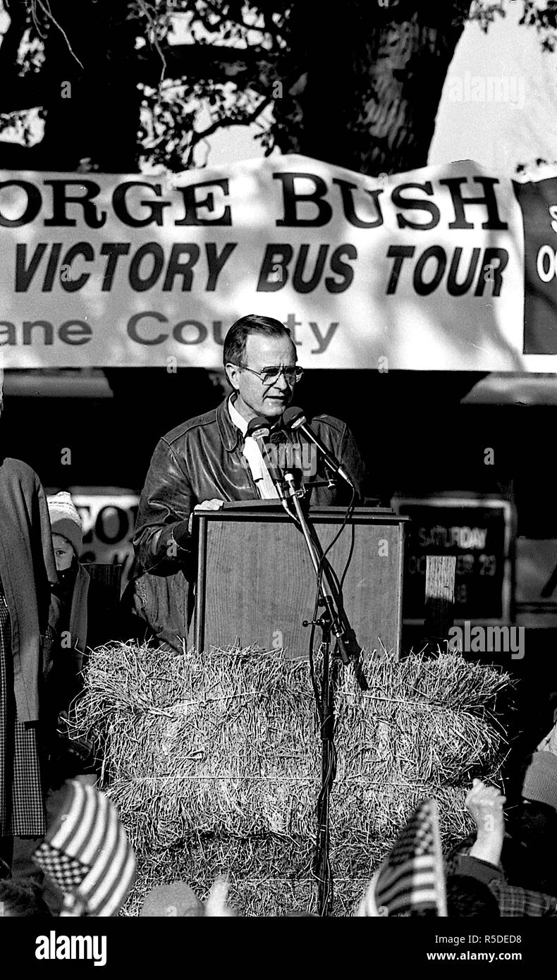 Stati Uniti d'America, 2018. ***FILE FOTO*** George H.W. Bush ha passato via Chicago, Illinois. 10-29-1988 Vicepresidente George H.W. Bush fa una campagna stop alla fiera della contea in Illinois. Credito: Mark Reinstein /MediaPunch Foto Stock