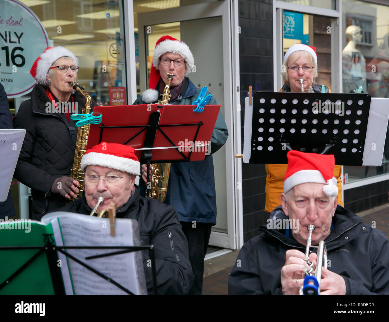 Orpington, Regno Unito, 1 dicembre 2018, le attività di advocacy per tutti la carità banda, tutti in cappelli di Babbo Natale, giocare al passaggio pubblico nonostante forti precipitazioni in Orpington,Kent. Essi sono stati la raccolta di fondi come la carità fornisce attività di advocacy & self advocacy servizi alle persone in Kent, a sud-est di Londra, Sutton & Kingston, che li sostiene di avere una grande voce e una vita migliore.Credit: Keith Larby/Alamy Live News Foto Stock