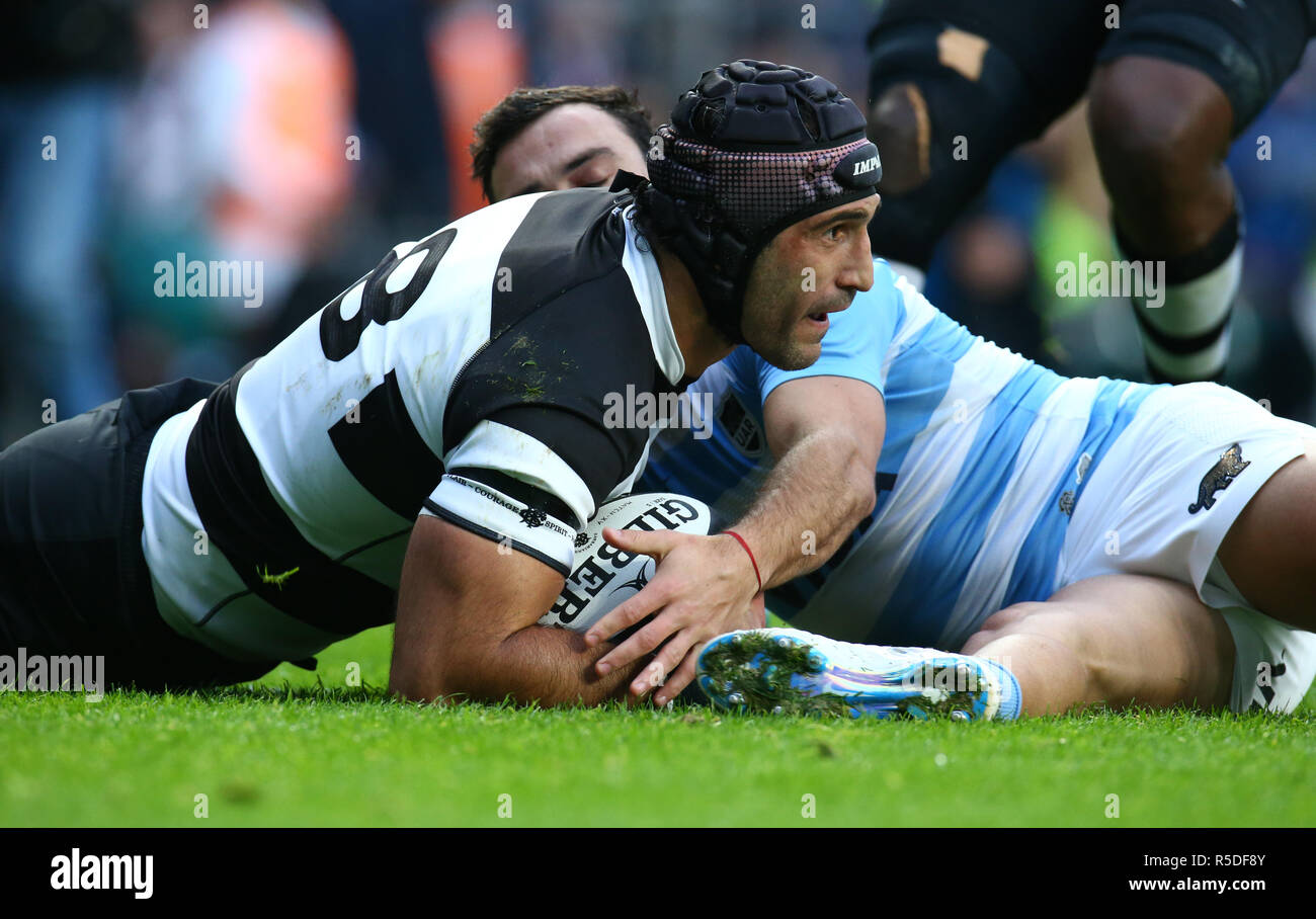 Londra, UK, 1 dicembre, 2018. Juan Manuel Leguizamon (Jaguares & Argentina) di barbari passa per il suo provare durante la Killik Cup tra i barbari e Argentina a Twickenham Stadium , Londra, Inghilterra il 01 Dic 2018. Credit: Azione Foto Sport/Alamy Live News Foto Stock