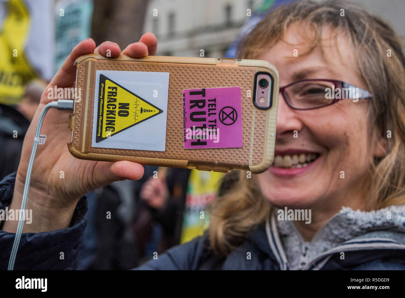 Whitehall, Londra, 1 dicembre 2018. La campagna contro il cambiamento climatico insieme con i membri di estinzione della ribellione unirsi ad altri gruppi per protestare contro ciò che vedono come un'imminente cambiamento climatico catastrofe e il collasso ecologico e contro fracking e l'espansione dell'aeroporto di Heathrow. Credito: Guy Bell/Alamy Live News Foto Stock