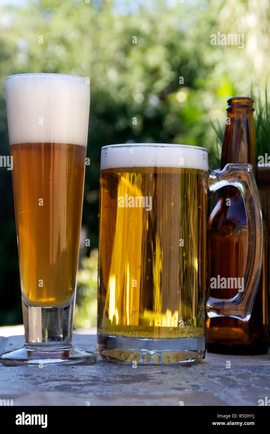 La birra all'aperto con vuoto bottiglia di birra Foto Stock