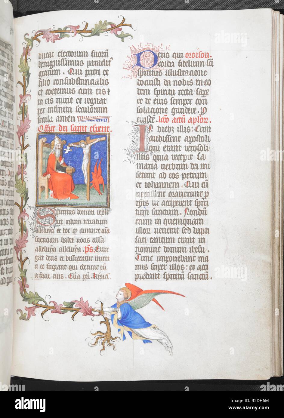 Trinità, con parziale foliate confine portato da un angelo. Libro d Ore, uso di Parigi ("Ore di RenÃ© d'Anjou'). Francia, Centrale (Parigi); c.1410. Fonte: Egerton 1070, f.112. Lingue: Latina, il calendario e le rubriche in francese. Foto Stock