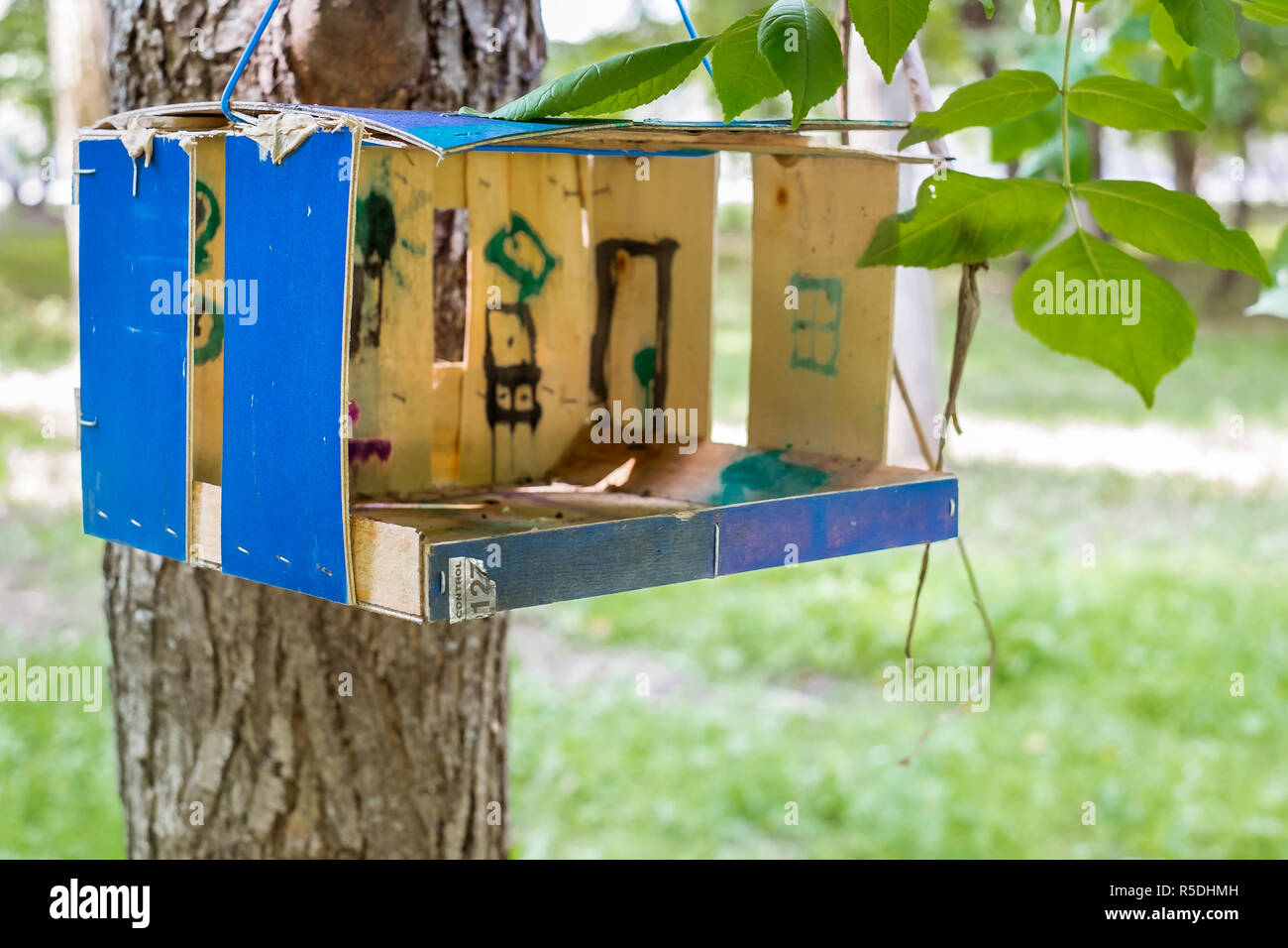 Creative alimentazione di uccelli casa sull'albero in Mosca, estate Foto Stock