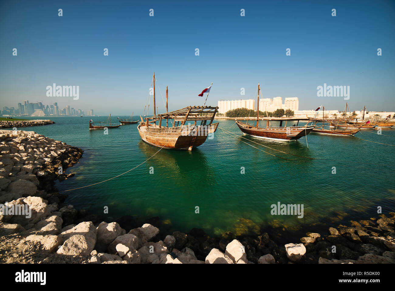 Tradizionale Sambuco barche nel golfo arabo di fronte al Museo di Arte Islamica a Doha, in Qatar Foto Stock