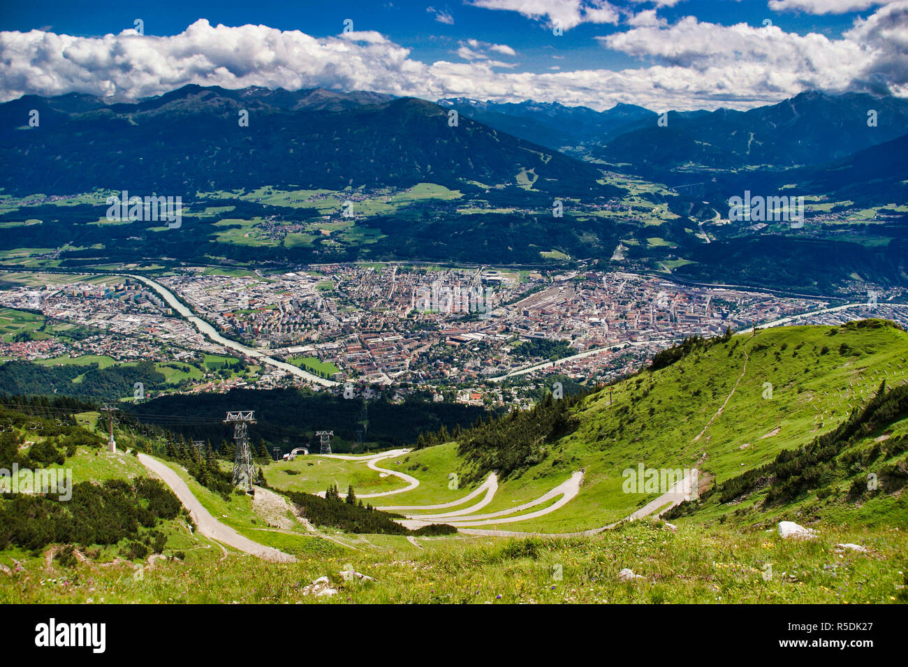 Una pittoresca vista panoramica della capitale tirolese di Innsbruck, Austria - embedded nelle montagne delle Alpi - catturato dalla sommità di Seegrube Foto Stock