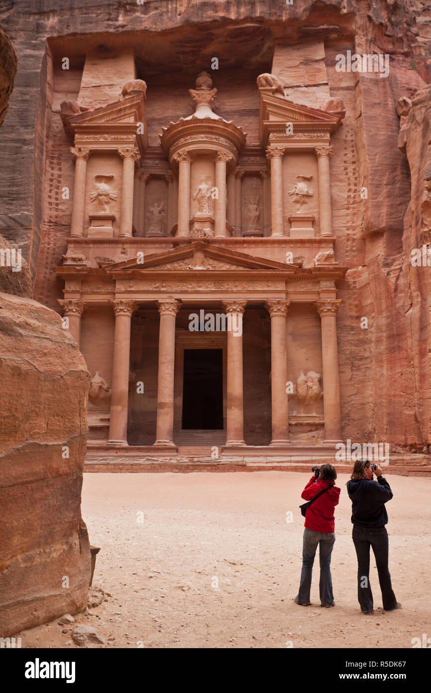 Giordania, Petra-Wadi Musa, Nabatean antica città di Petra, il Tesoro, Al-Khazneh (MR) Foto Stock