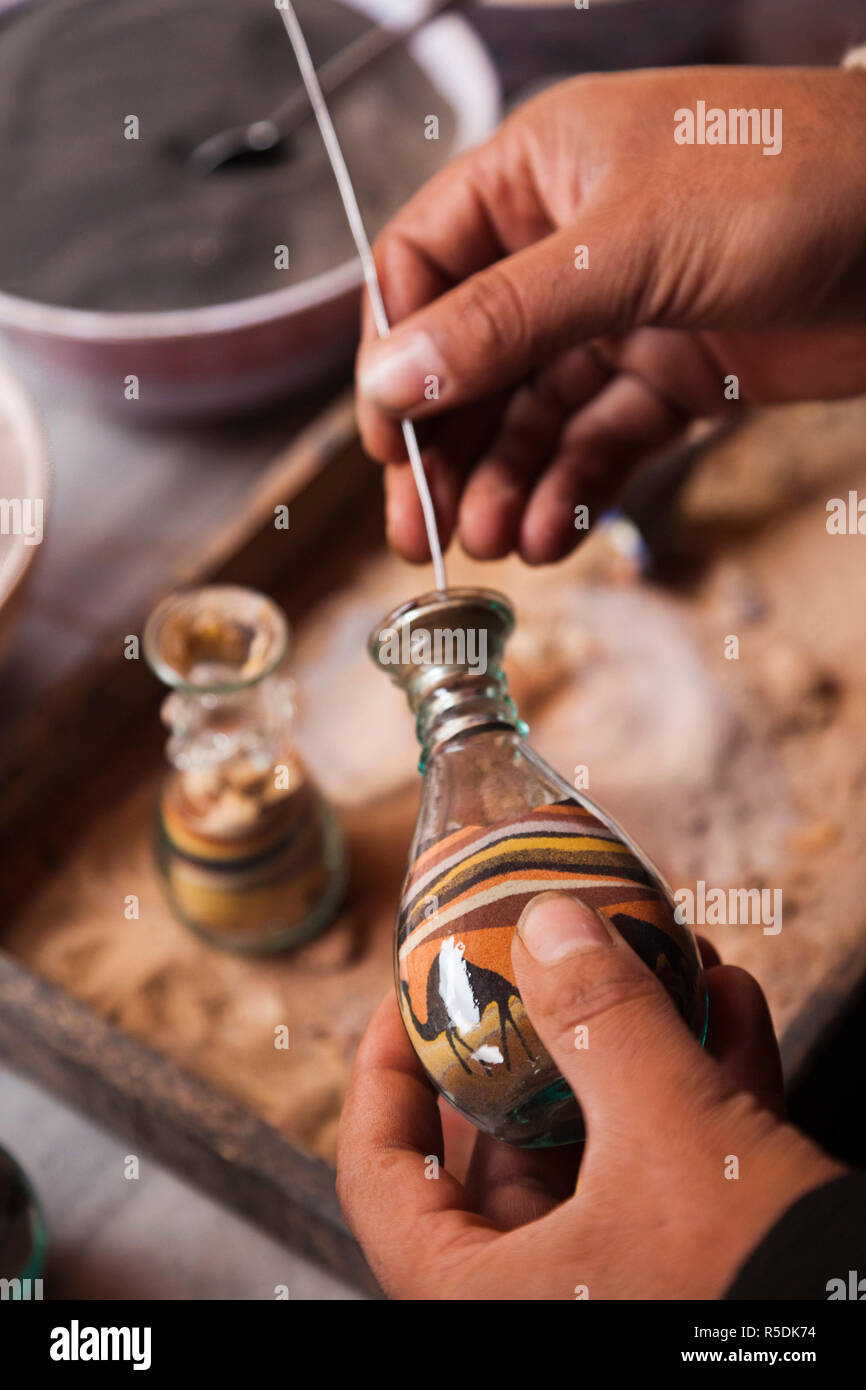 Giordania, Petra-Wadi Musa, Nabatean antica città di Petra, artista la creazione di sand art Foto Stock