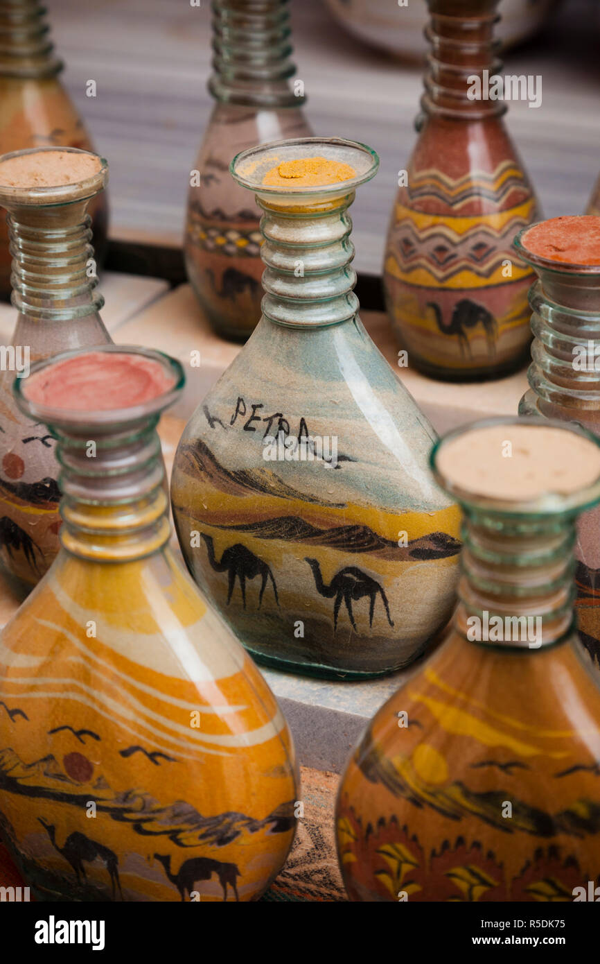 Giordania, Petra-Wadi Musa, Nabatean antica città di Petra, bottiglie con sand art Foto Stock