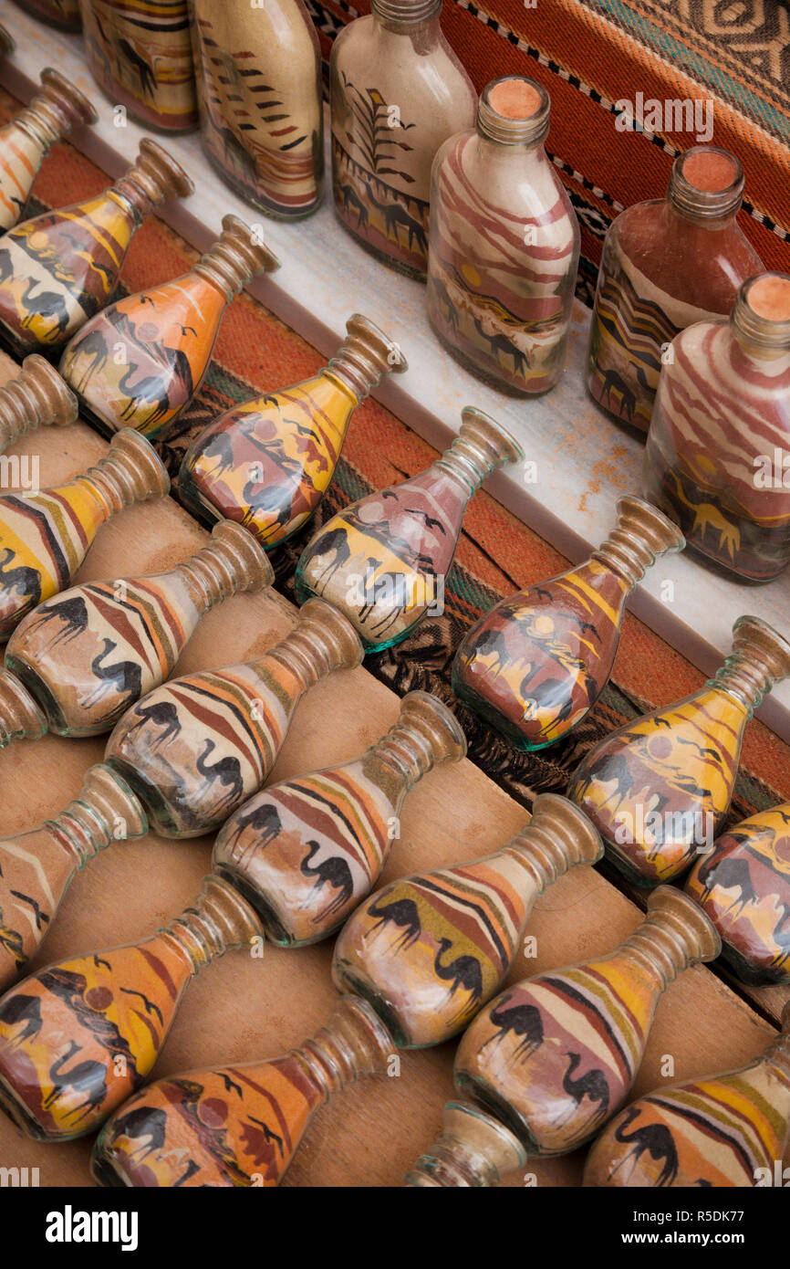 Giordania, Petra-Wadi Musa, Nabatean antica città di Petra, bottiglie con sand art Foto Stock