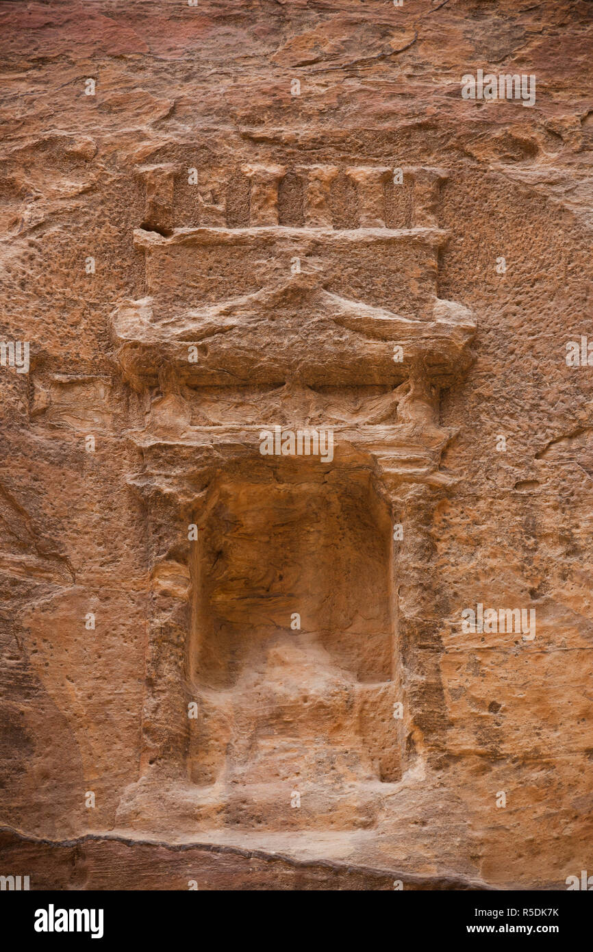 Giordania, Petra-Wadi Musa, Nabatean antica città di Petra, antica incisione della parete nel Siq Foto Stock