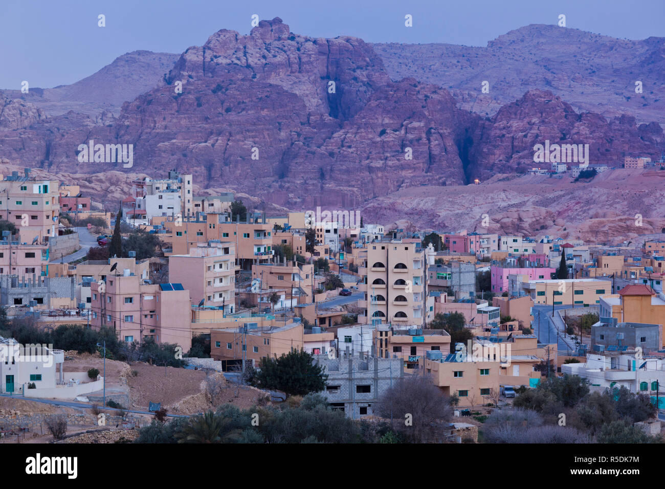 Giordania, Petra-Wadi area Musa, Tayyibeh, panoramica del paese Foto Stock
