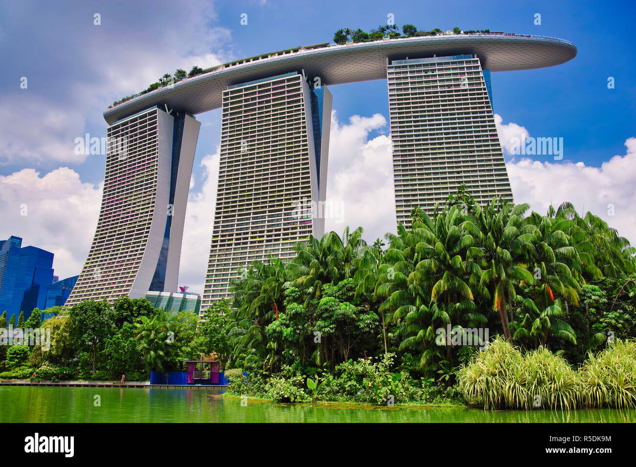 Il Marina Bay Sands edificio in Singapore contro un cielo blu - catturato dai giardini dalla Bay park Foto Stock