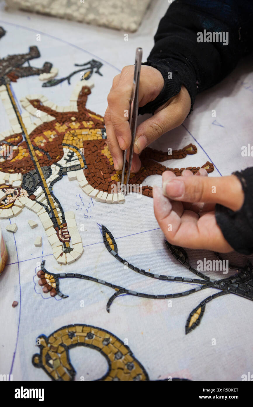 Giordania, Kings Highway, Madaba, dettaglio del mosaico in fase di creazione Foto Stock