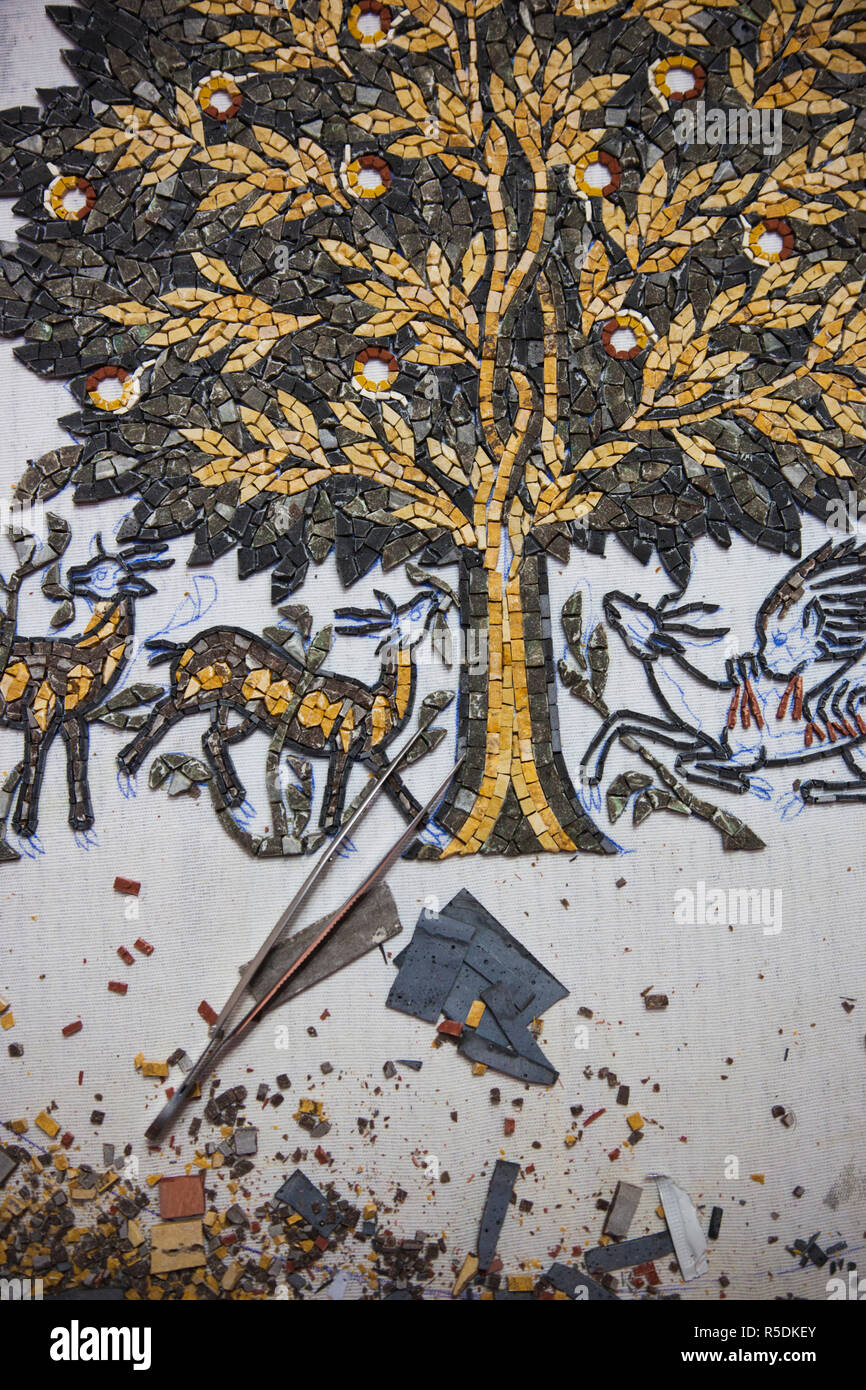 Giordania, Kings Highway, Madaba, dettaglio del mosaico in fase di creazione Foto Stock