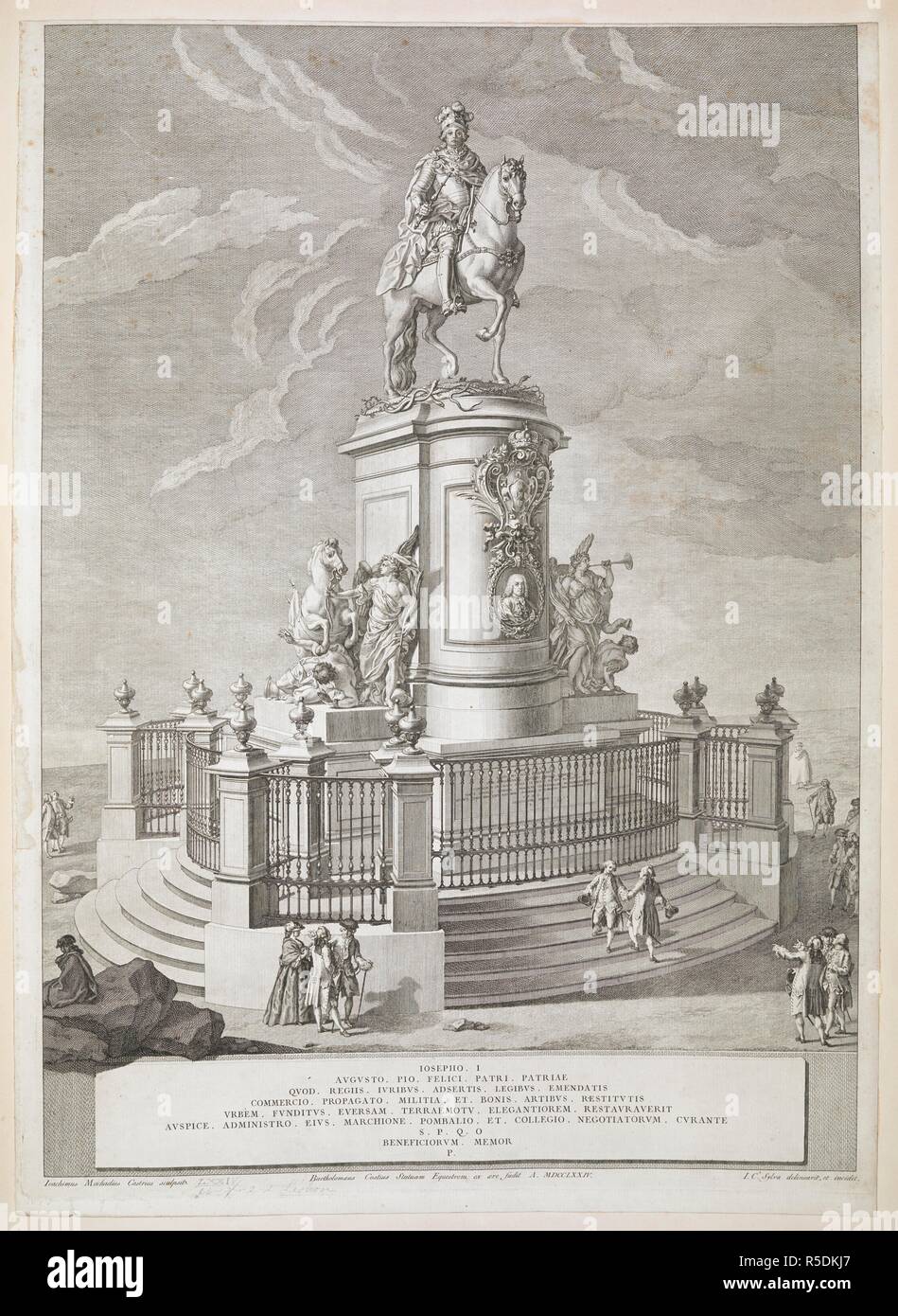 Gruppi di figure da ammirare il monumento in bronzo a JosÃ© I del Portogallo, con il re vestito di corazza. Egli è in possesso di uno scettro e in sella ad un cavallo che calpesta le spine e i serpenti su un piedistallo decorato con un busto in bronzo di sfiato ritratto del Marchese di Pombal entro una corona di alloro sotto i bracci di reale. Due gruppi allegorici che rappresentano la vittoria sulla sinistra e la fama di destra su un basamento racchiuso da rotaie tra pilastri terminanti in pinnacoli e circondato da passaggi. Statua equestre di re JosÃ© ho in PraÃ§a fare commercio. [Lisbona] : [autore non identificato], [circa 1774]. Sourc Foto Stock