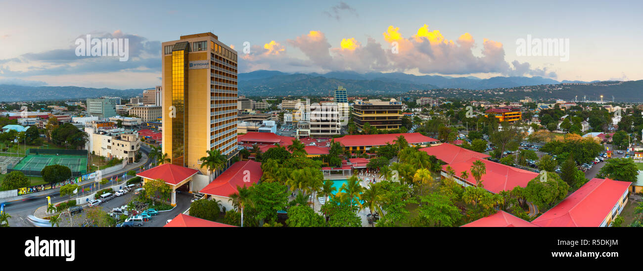 Elevaated vista sul centro di Kingston, Sant'Andrea parrocchia, in Giamaica, Caraibi Foto Stock