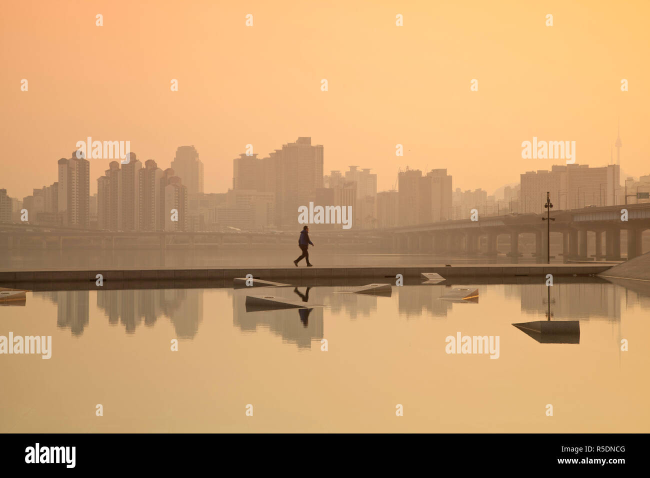 Corea, Seoul, Yeouido, la vista della città dalla Hangang Riverside Park all'alba Foto Stock