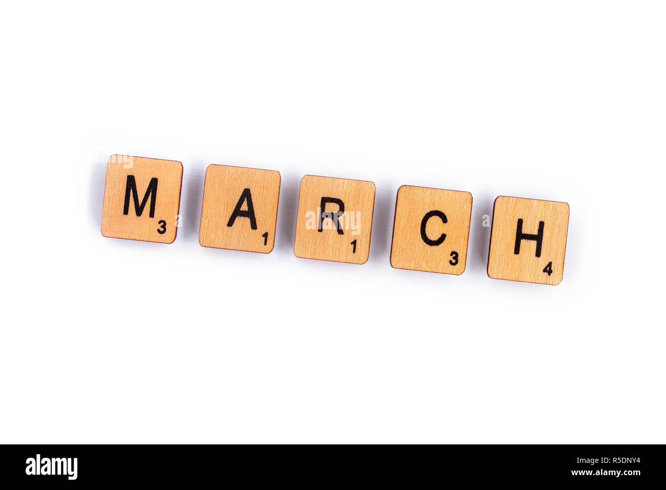 London, Regno Unito - 8 Luglio 2018: Marzo, farro con lettera in legno piastrelle su un semplice sfondo bianco. Foto Stock