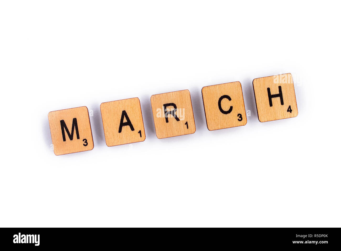 London, Regno Unito - 8 Luglio 2018: Marzo, farro con lettera in legno piastrelle su un semplice sfondo bianco. Foto Stock