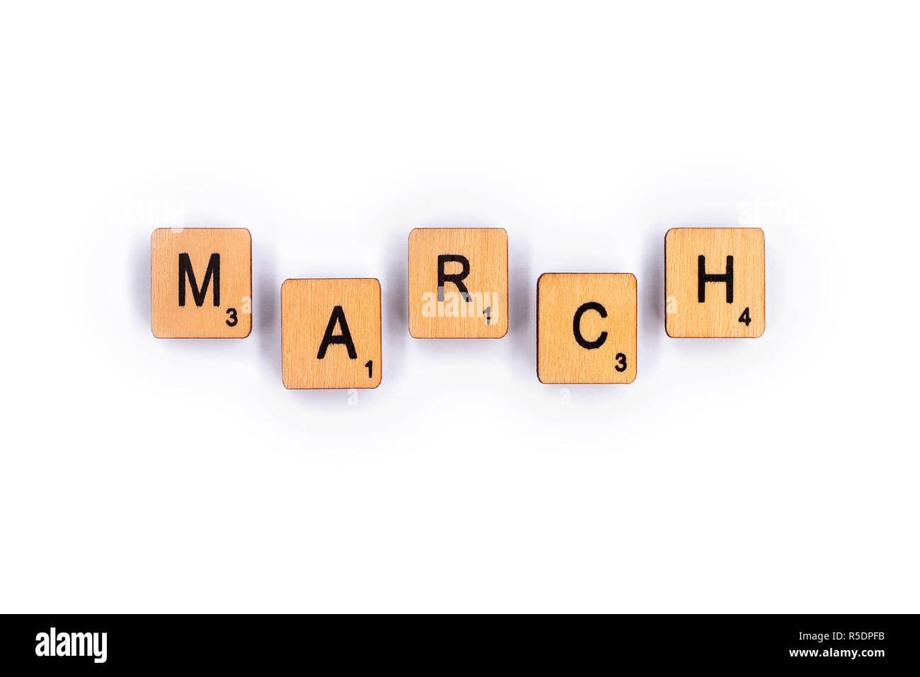 London, Regno Unito - 8 Luglio 2018: Marzo, farro con lettera in legno piastrelle su un semplice sfondo bianco. Foto Stock