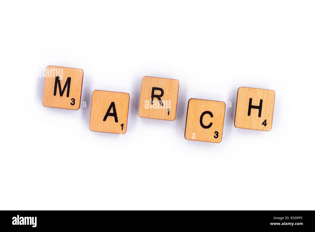London, Regno Unito - 8 Luglio 2018: Marzo, farro con lettera in legno piastrelle su un semplice sfondo bianco. Foto Stock