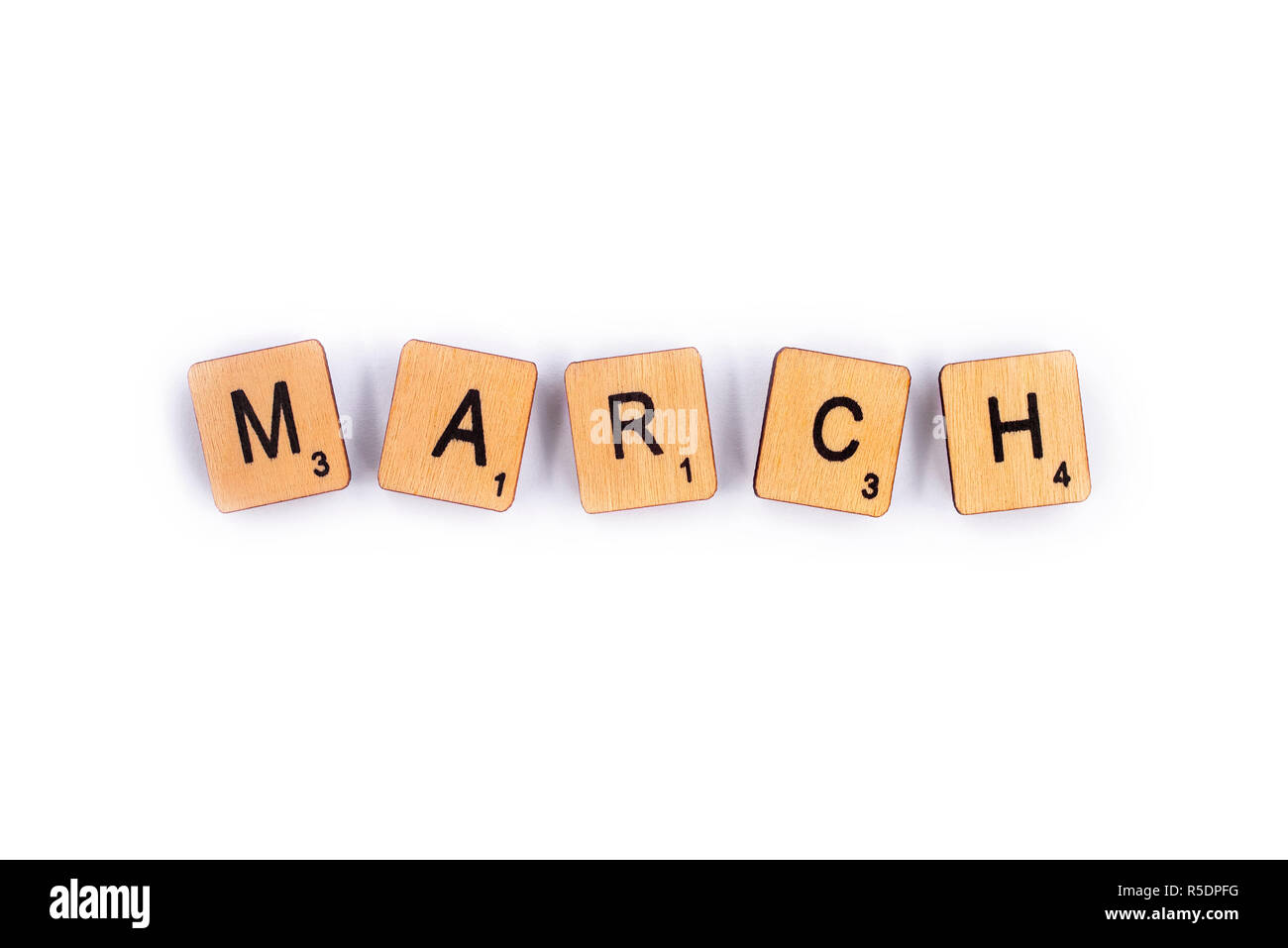 London, Regno Unito - 8 Luglio 2018: Marzo, farro con lettera in legno piastrelle su un semplice sfondo bianco. Foto Stock