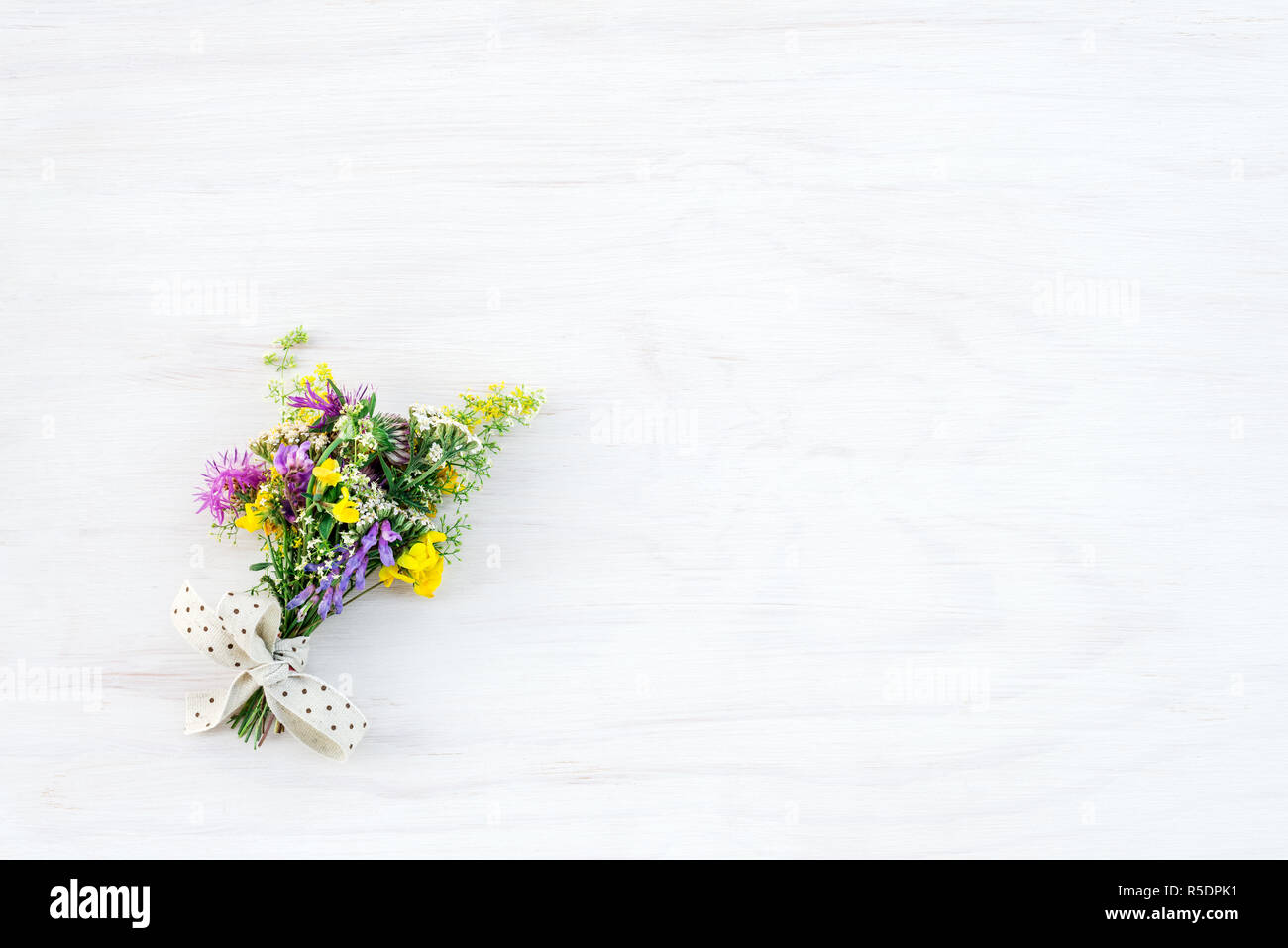 Bouquet Di Fiori Selvatici Il Dipinto Di Bianco Sullo Sfondo Di Legno Con Copia Spazio Foto Stock Alamy