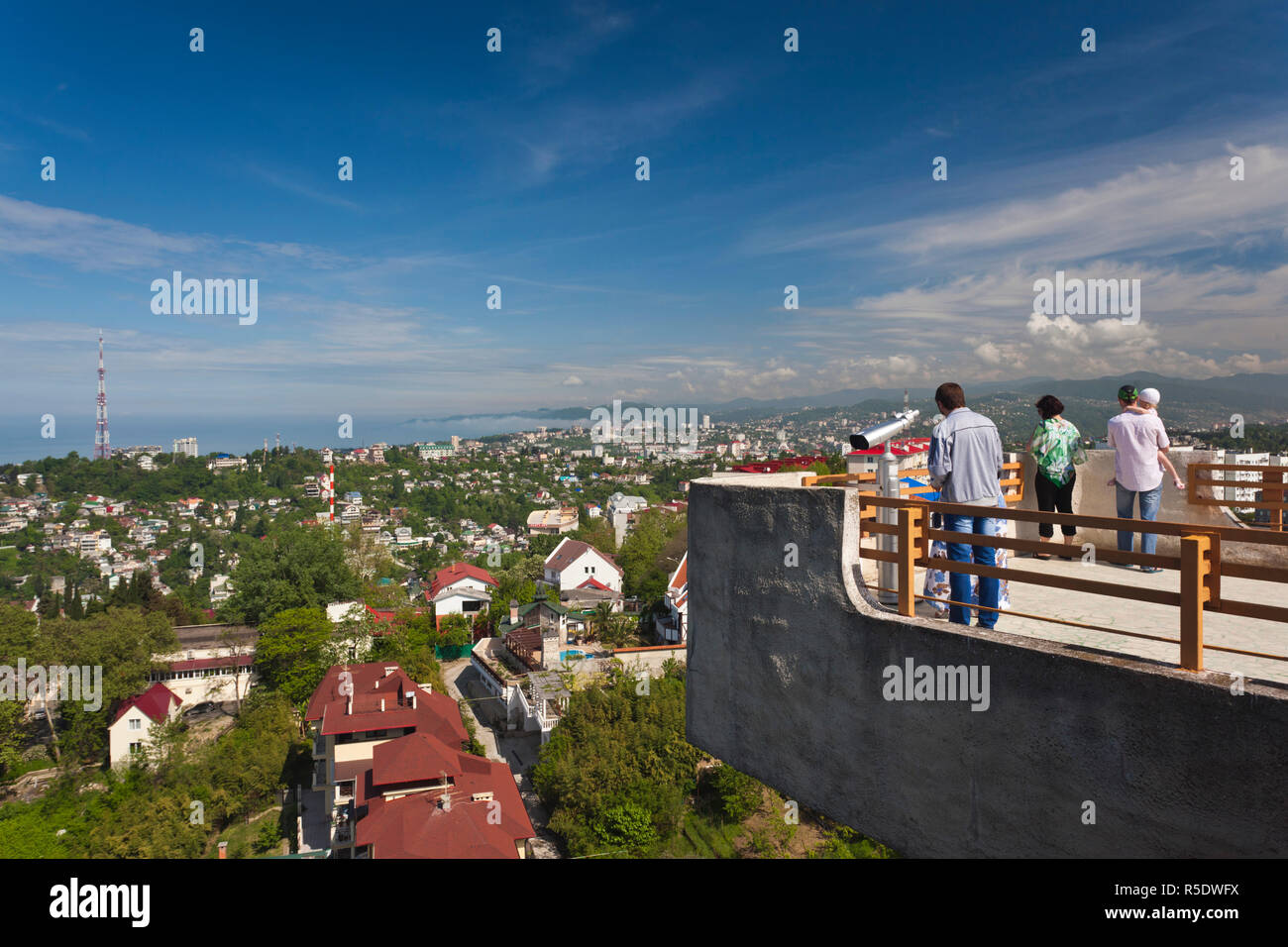 Russia, il litorale del Mar Nero, Sochi, elevati vista della città dall'Arboretum Park Foto Stock