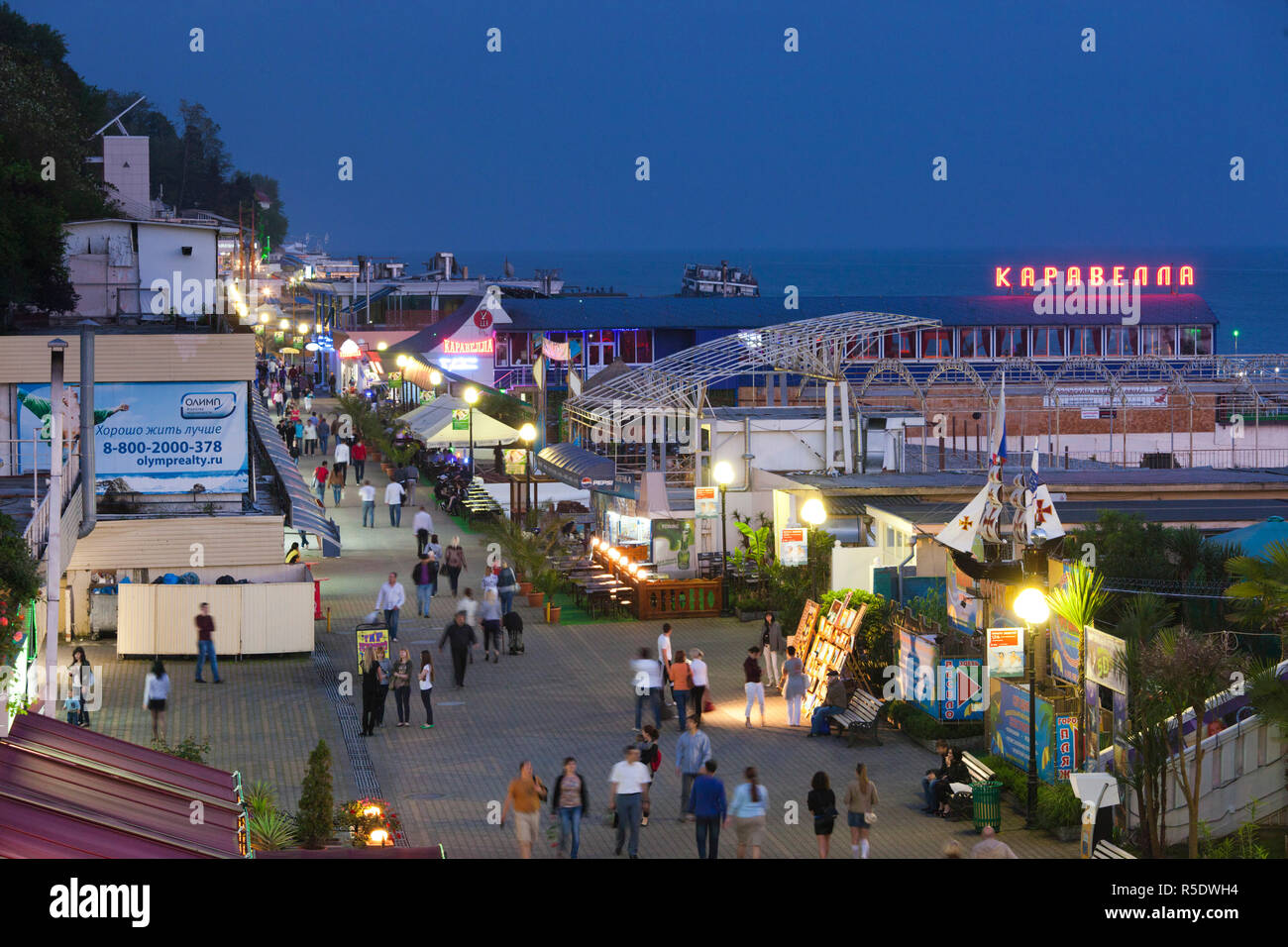 Russia, il litorale del Mar Nero, Sochi, Lighthouse Beach, vista in elevazione del Primorskaya Street Foto Stock