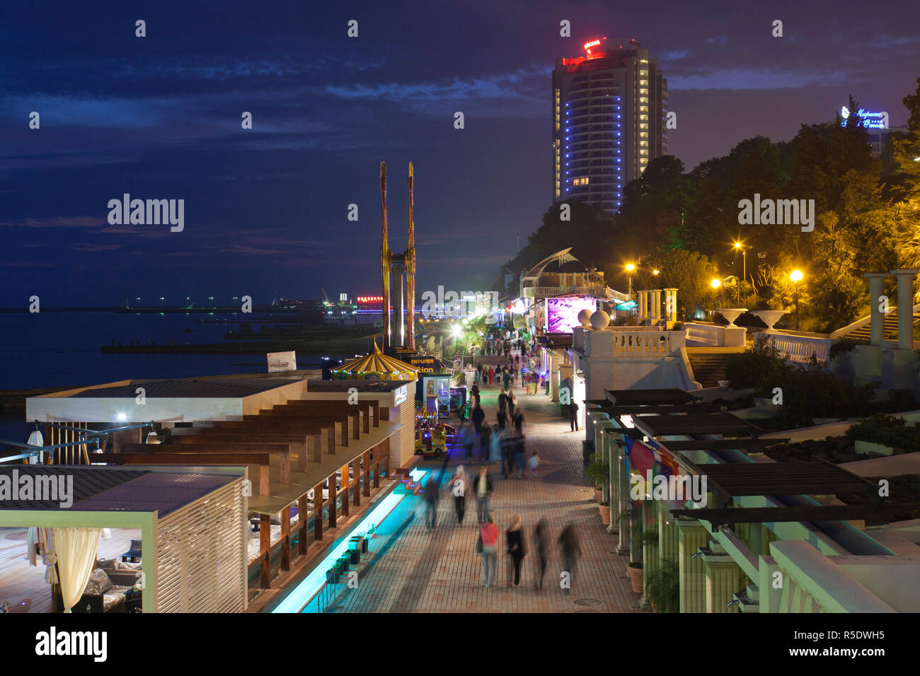 Russia, il litorale del Mar Nero, Sochi, Lighthouse Beach, vista in elevazione del Primorskaya Street e Alessandria torre faro Foto Stock