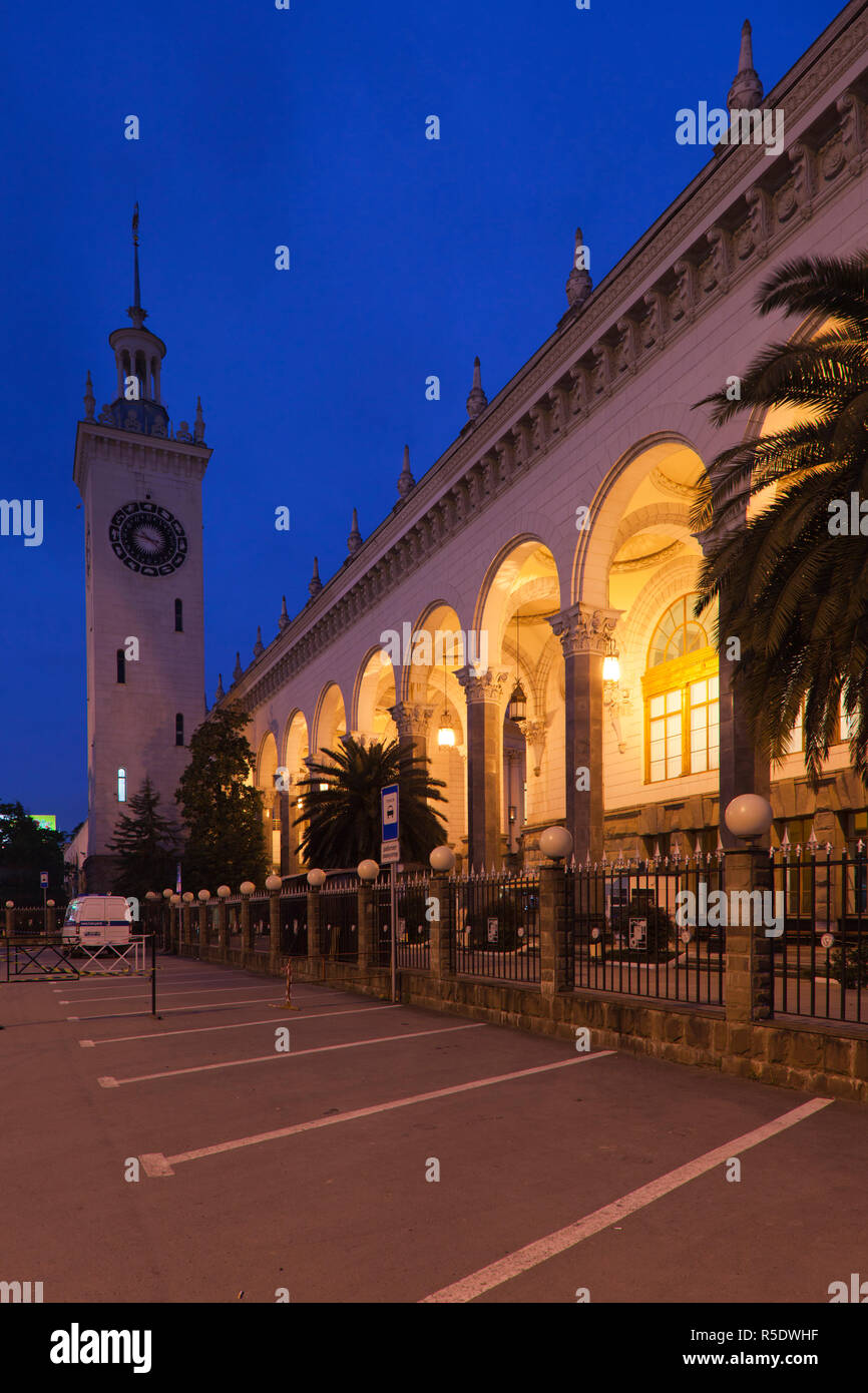 Russia, il litorale del Mar Nero, Sochi, stazione ferroviaria Foto Stock