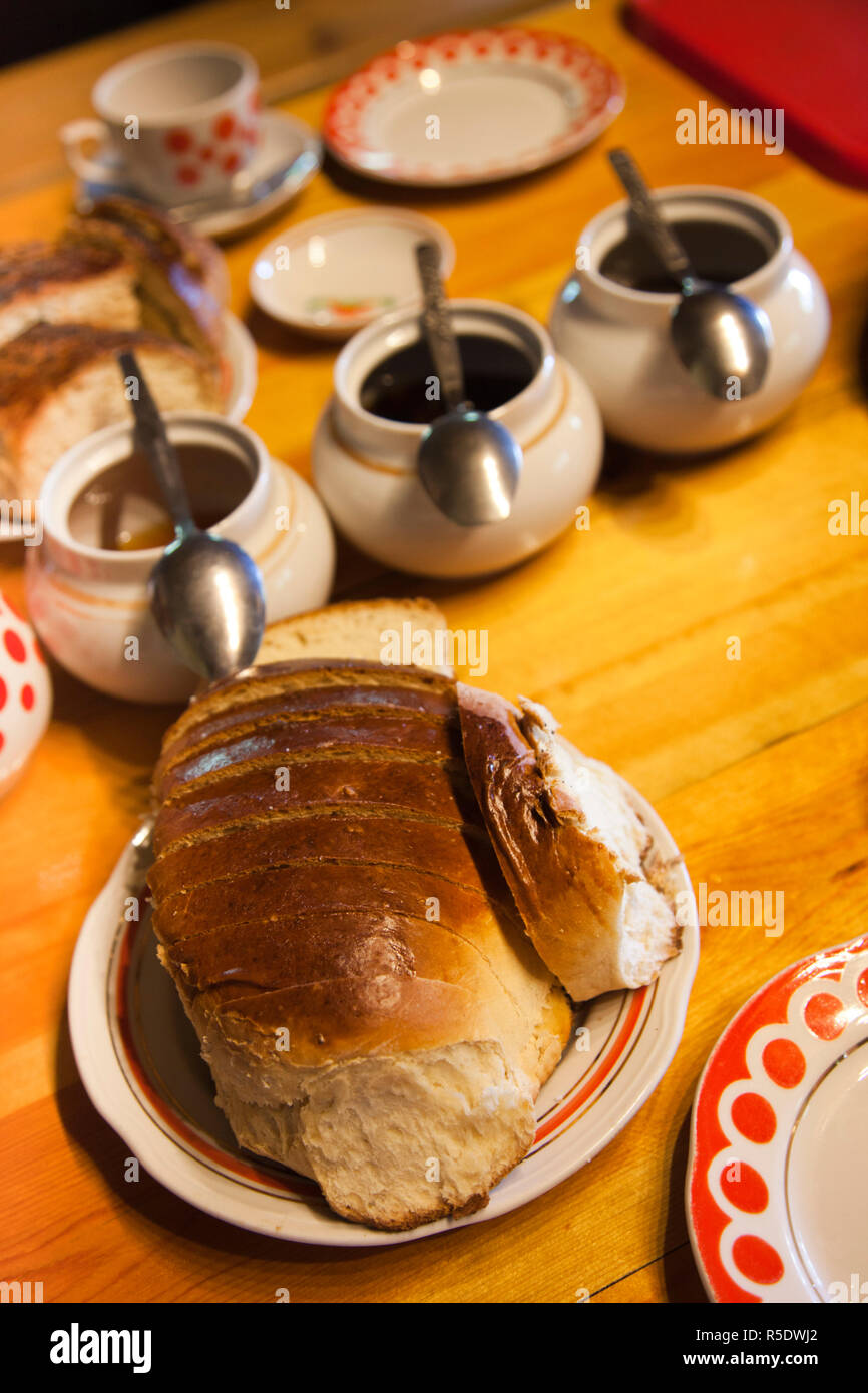 Russia, il litorale del Mar Nero, Sochi-zona, Dagomys, tradizionali russi a casa da tè, tè e pane Foto Stock