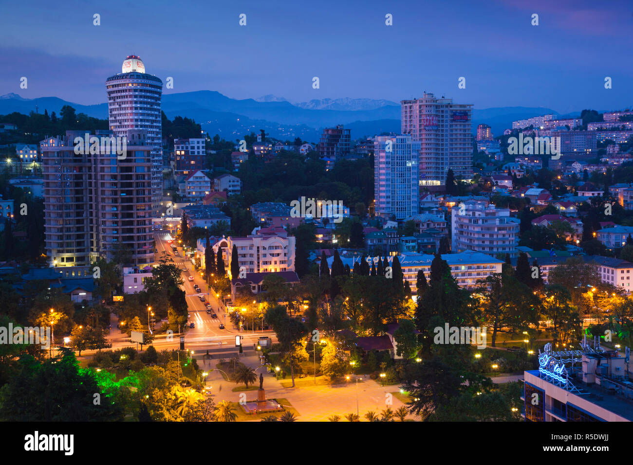 Russia, il litorale del Mar Nero, Sochi, vista in elevazione del centro di Sochi, crepuscolo Foto Stock