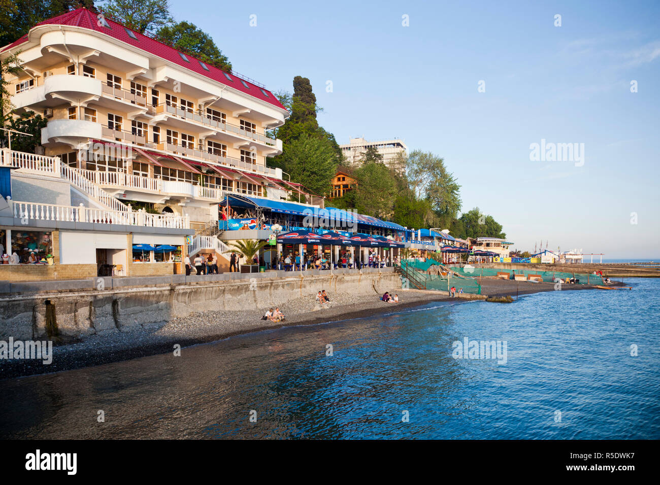 Russia, il litorale del Mar Nero, Sochi, dalla spiaggia del Faro Foto Stock