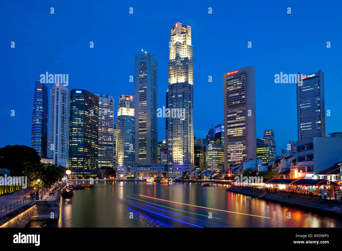 Boat Quay e il Fiume Singapore con il quartiere finanziario accesa al crepuscolo, Singapore, Sud-est asiatico Foto Stock