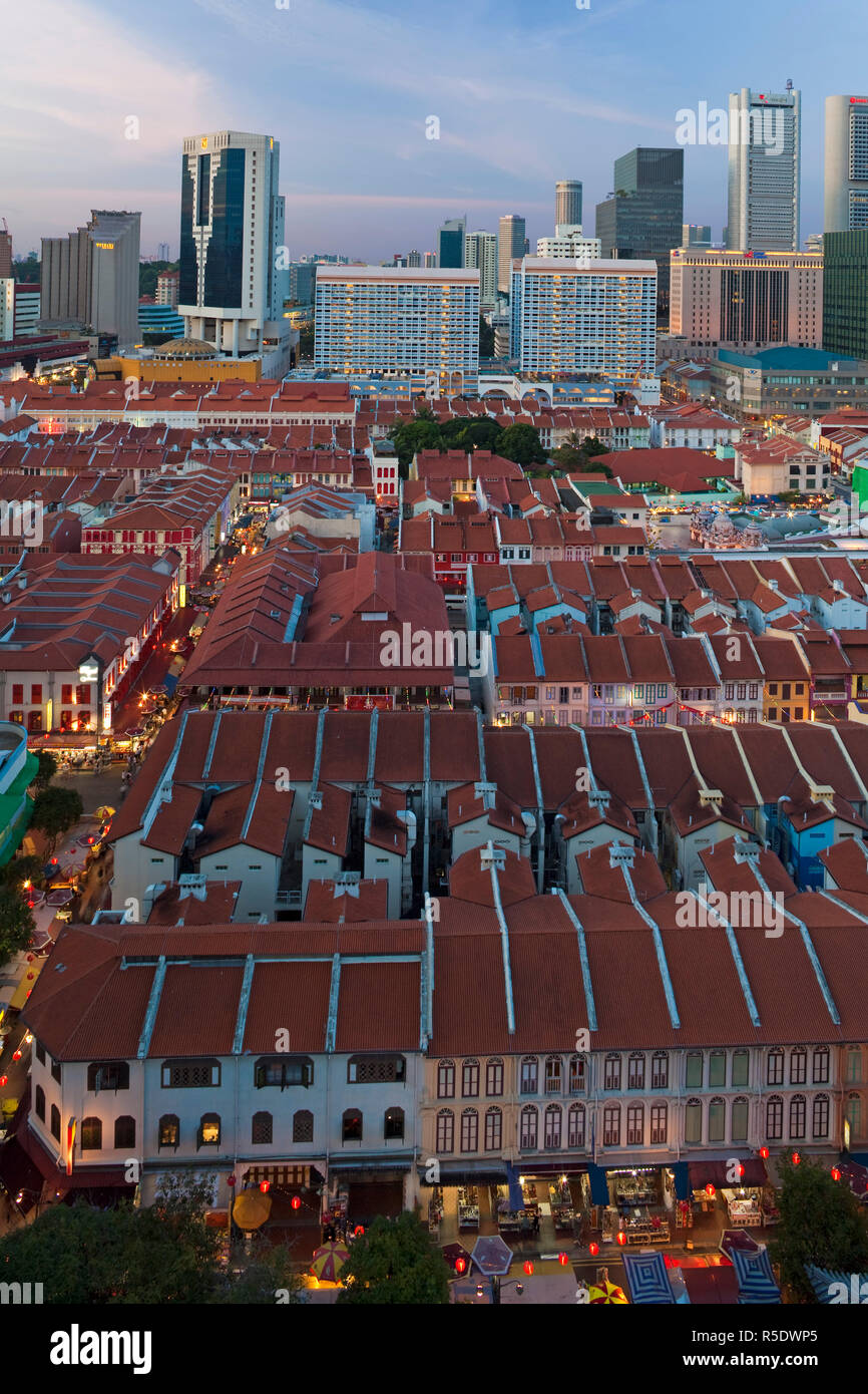 Vista in elevazione su Chinatown e moderna città skyline, Singapore, Asia Foto Stock