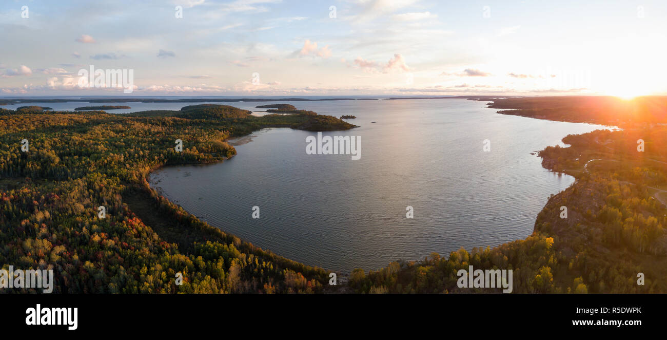 Antenna paesaggio panoramico vista di una splendida baia sulla regione dei Grandi Laghi, Lago Huron, durante una vibrante del tramonto. Situato a nord-ovest da Toronto, Ontario, C Foto Stock