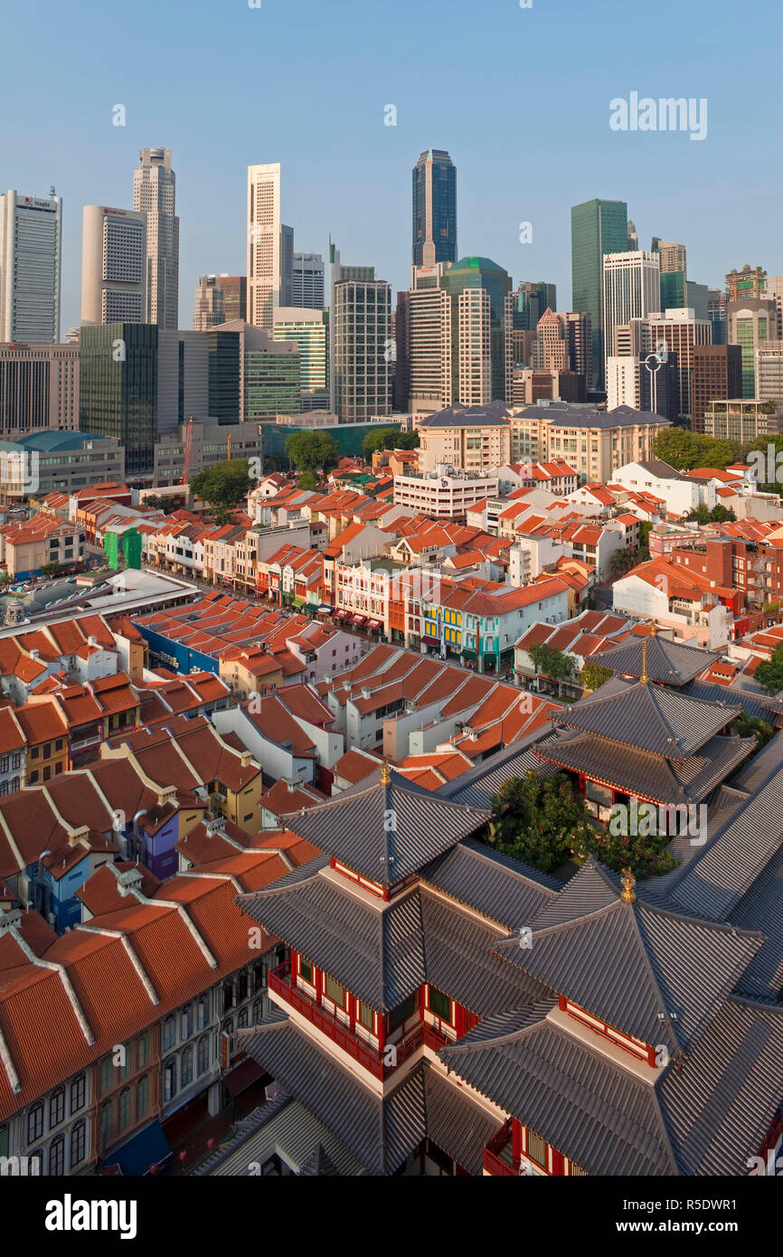 Vista in elevazione su Chinatown, il nuovo Dente del Buddha reliquia il tempio e la città moderna skyline, Singapore, Asia Foto Stock