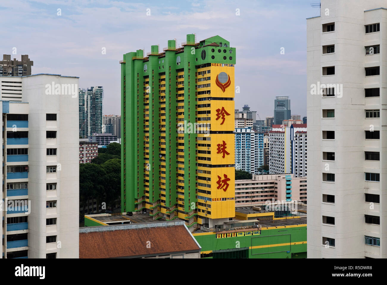 Vista in elevazione su Chinatown e moderna città skyline, Singapore, Asia Foto Stock