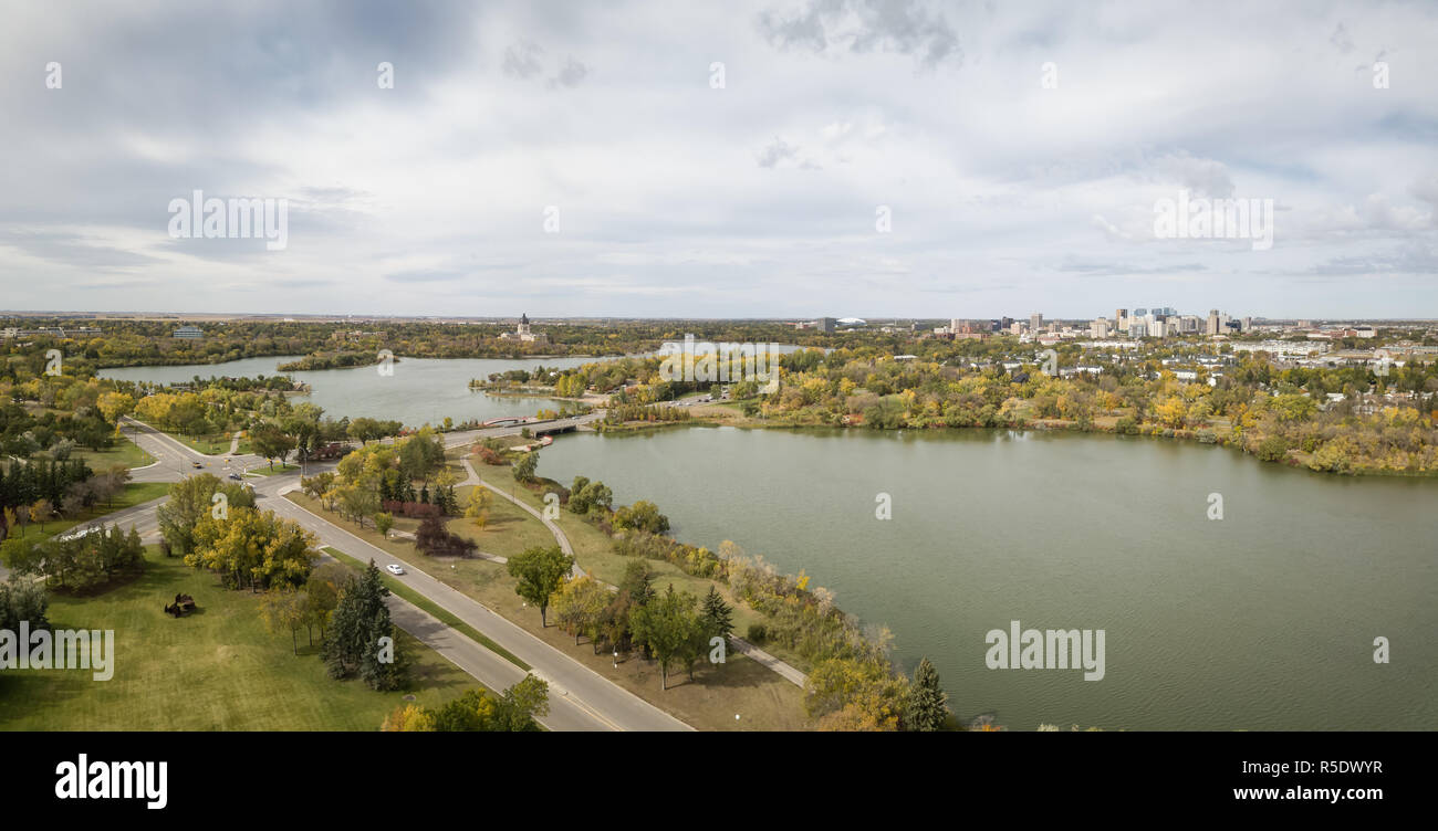 Antenna vista panoramica del lago Wascana durante una vivace giornata nella stagione autunnale. Preso in Regina, Saskatchewan, Canada. Foto Stock