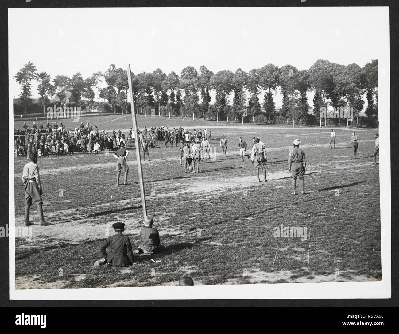 Cavalleria indiana giocando a calcio nella parte anteriore [EstrÃ©e Blanche, Francia], 25 luglio 1915. Record dell'esercito indiano in Europa durante la Prima Guerra Mondiale. Xx secolo, 25 luglio 1915. Gelatina stampe d'argento. Fonte: Foto 24/(135). Autore: Girdwood, H. D. Foto Stock