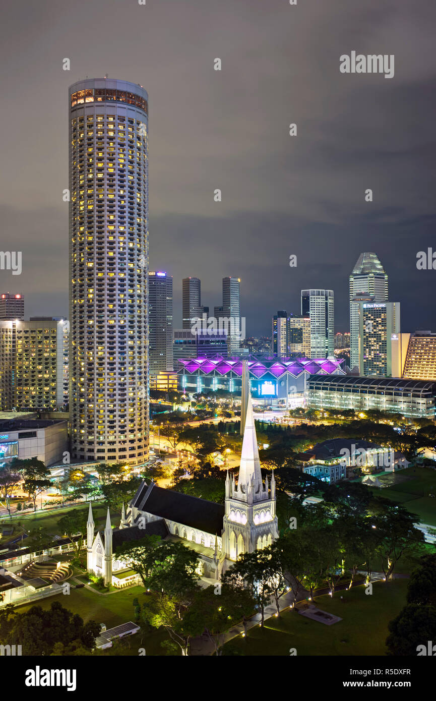 Vista in elevazione oltre la cattedrale di Sant'Andrea e lo skyline della città Singapore Foto Stock