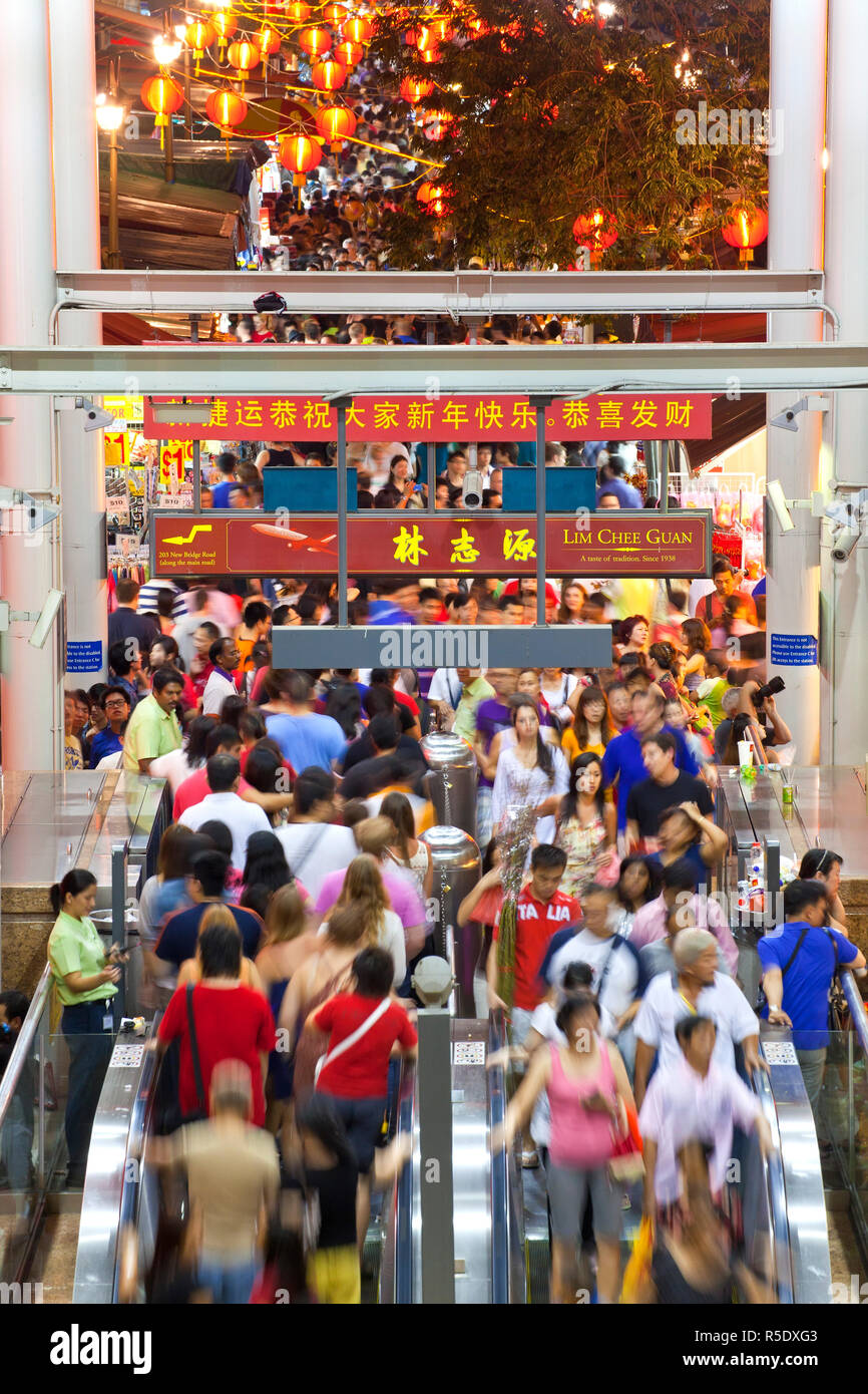 Singapore, Chinatown, occupato il mercato notturno e metropolitana MTR di ingresso Foto Stock