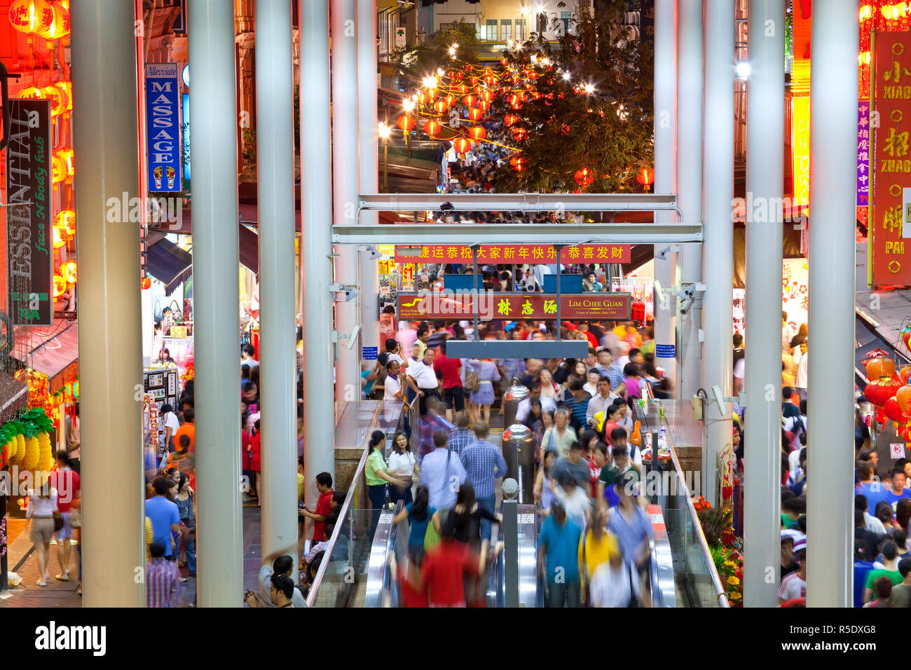 Singapore, Chinatown, occupato il mercato notturno e metropolitana MTR di ingresso Foto Stock