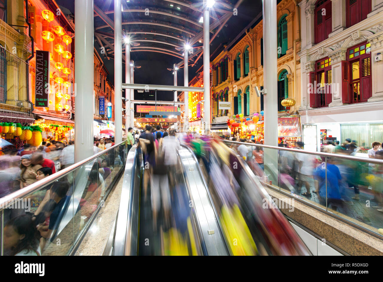 Singapore, Chinatown, occupato il mercato notturno e metropolitana MTR di ingresso Foto Stock