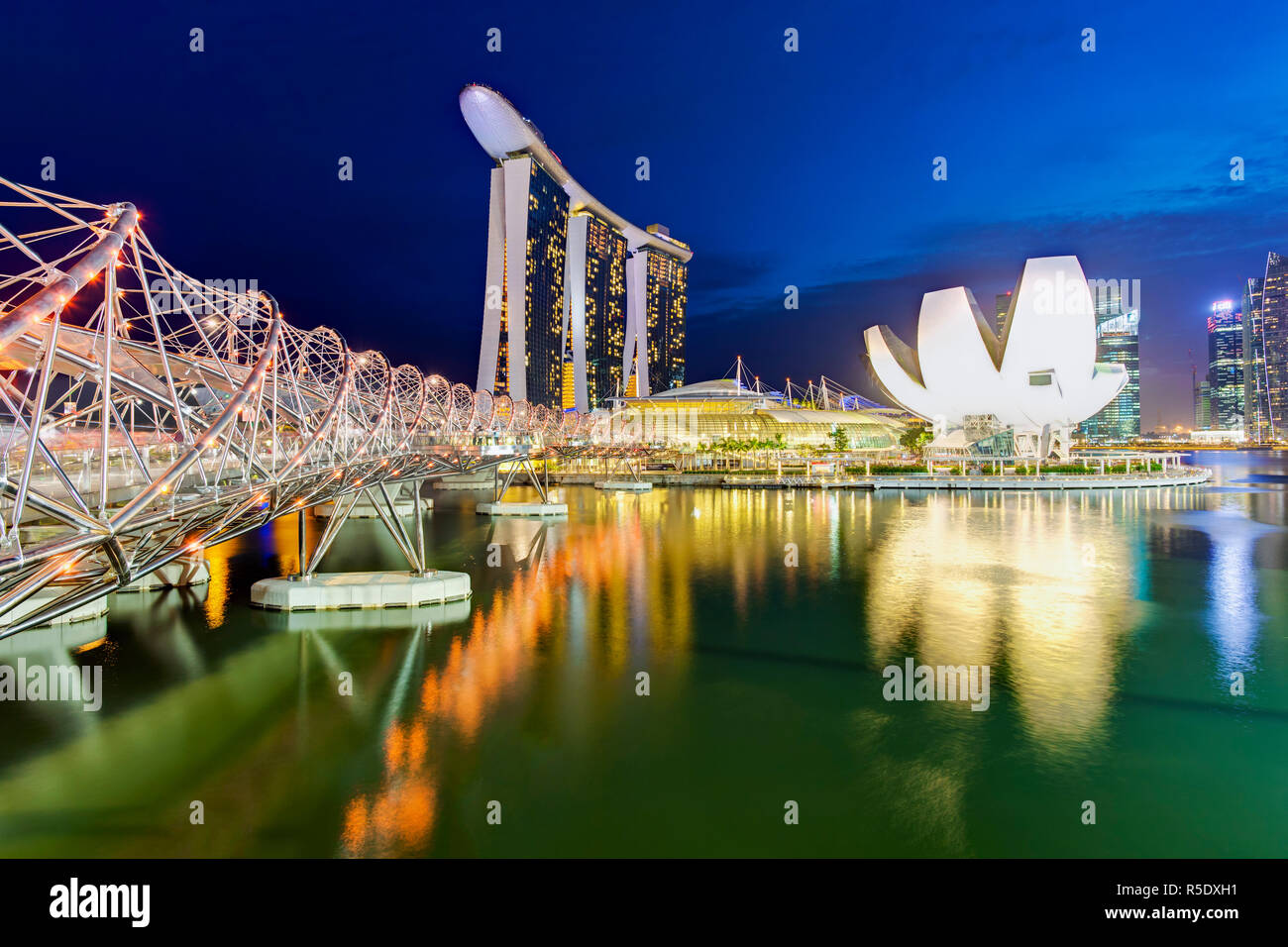Il ponte di elica e Marina Bay Sands, Marina Bay, Singapore Foto Stock