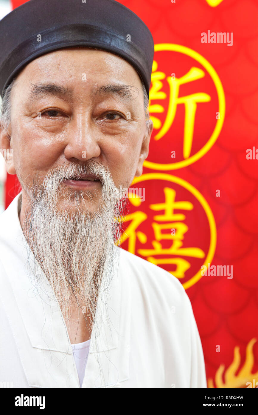 Singapore, Chinatown, il Ritratto di un uomo anziano durante il Capodanno cinese Foto Stock