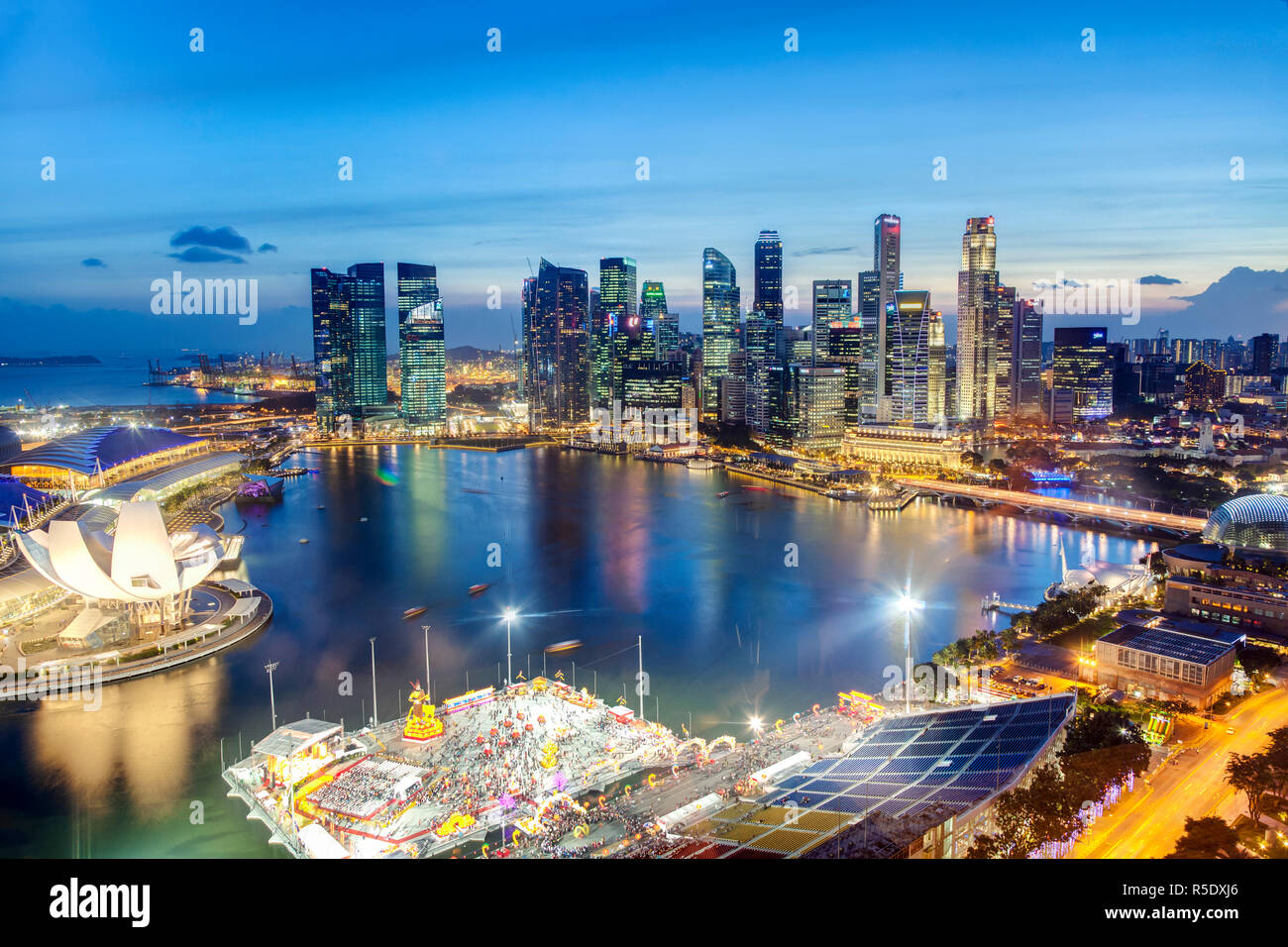 Vista in elevazione su Singapore City Centre e Marina Bay, Singapore Foto Stock